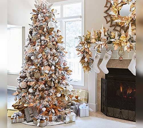 تزیین درخت کریسمس با وسایل ساده کوچک و سفید